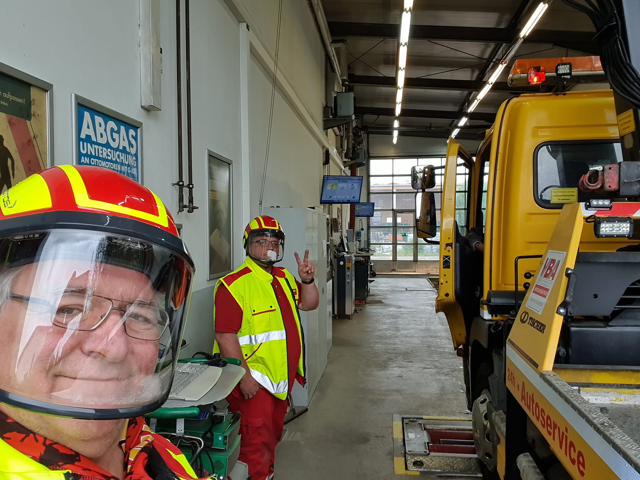 Bernie und Michael Widdmann in Einsatzkleidung — Familienbetrieb mit zwei Generationen