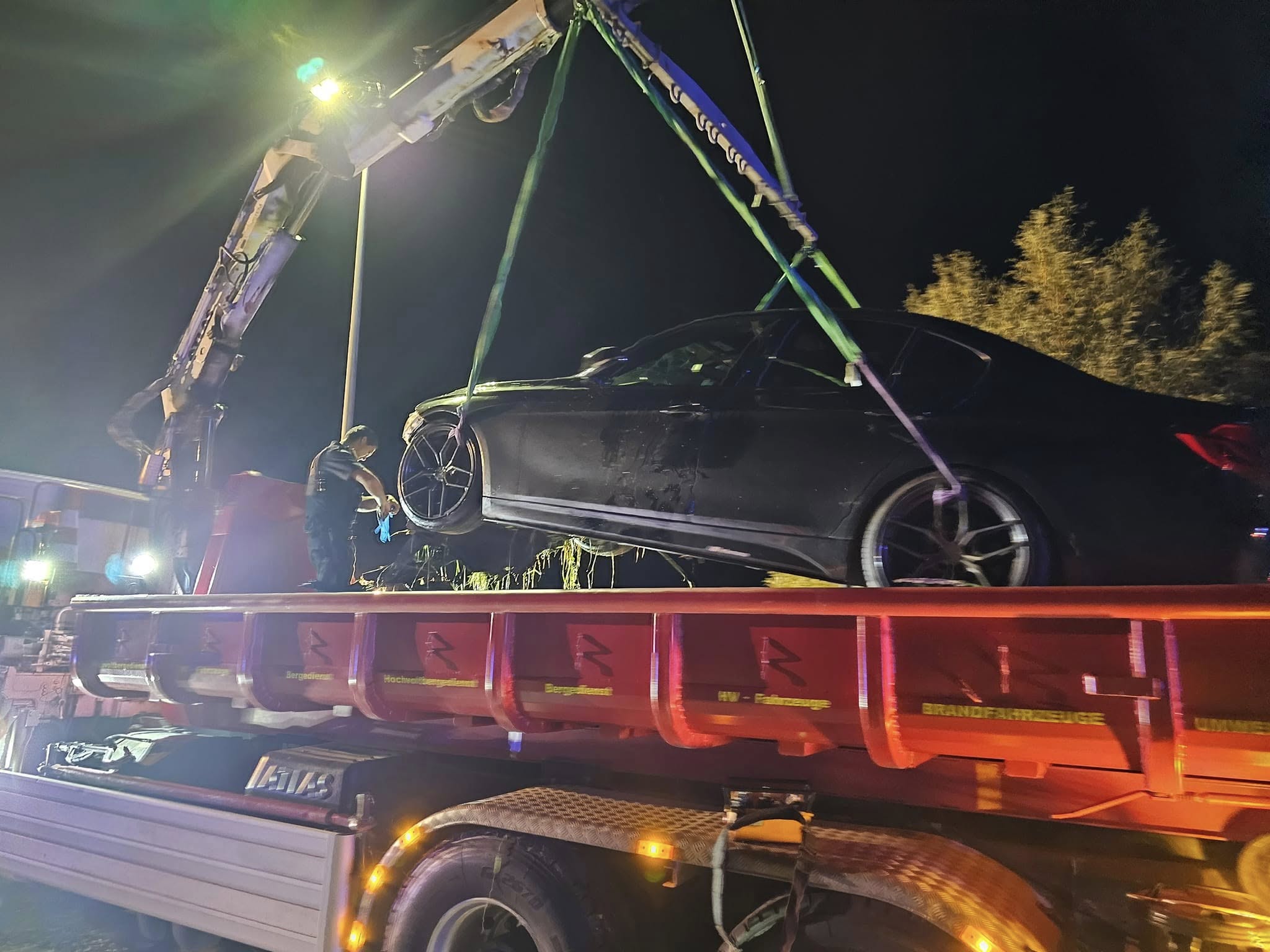 Kran hebt BMW bei Nachteinsatz