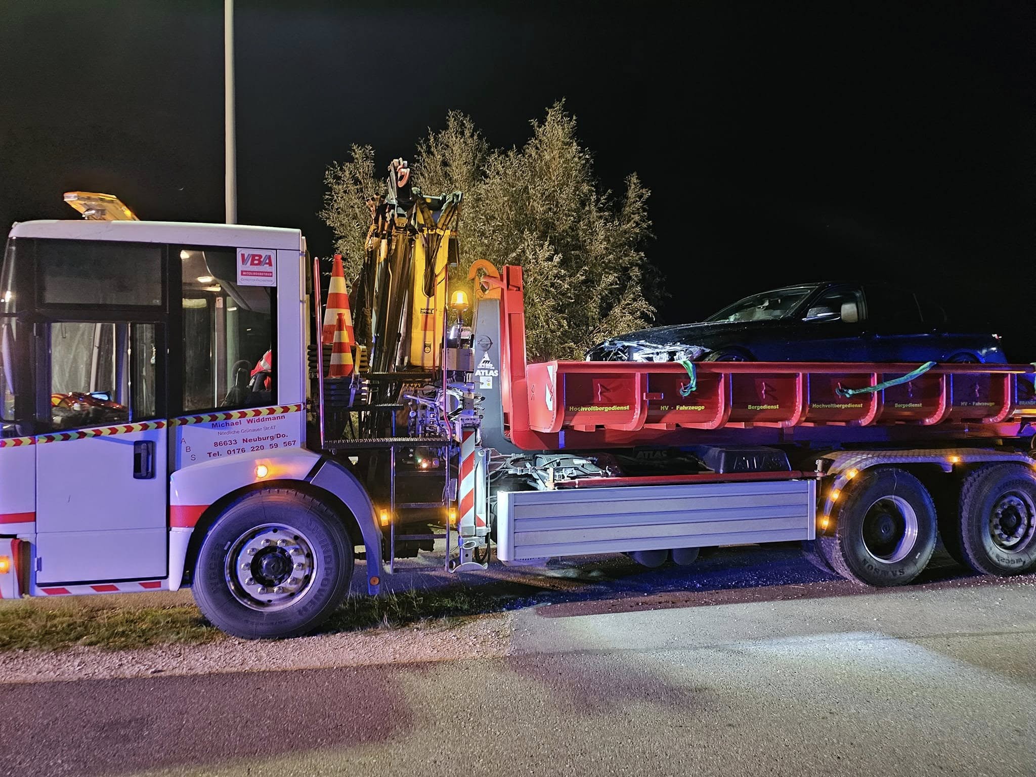 Mercedes Econic Bergefahrzeug mit Hochvoltbergedienst-Beschriftung bei Nachteinsatz