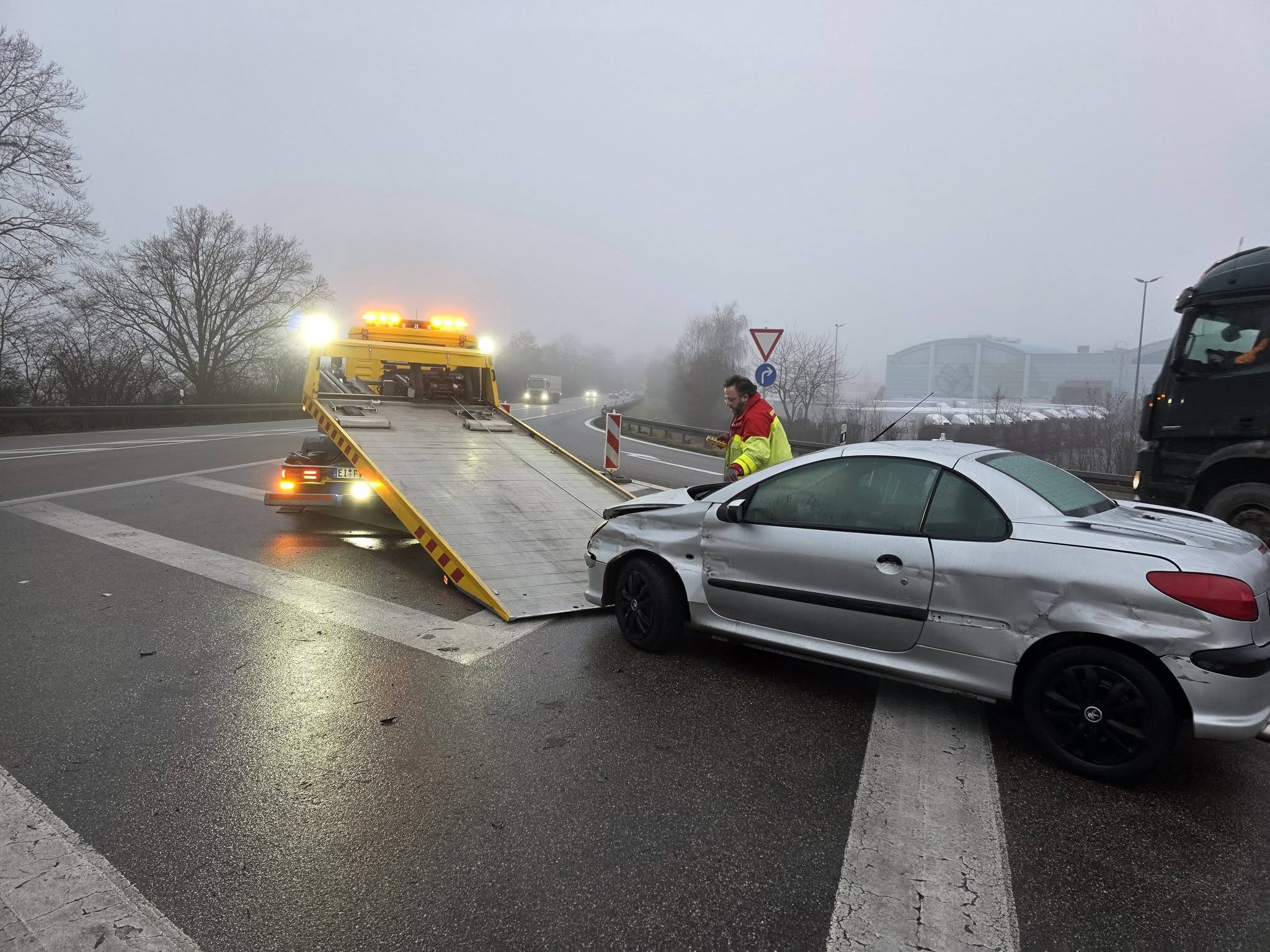 Abschleppdienst Widdmann im Einsatz bei Nebel auf der Autobahn
