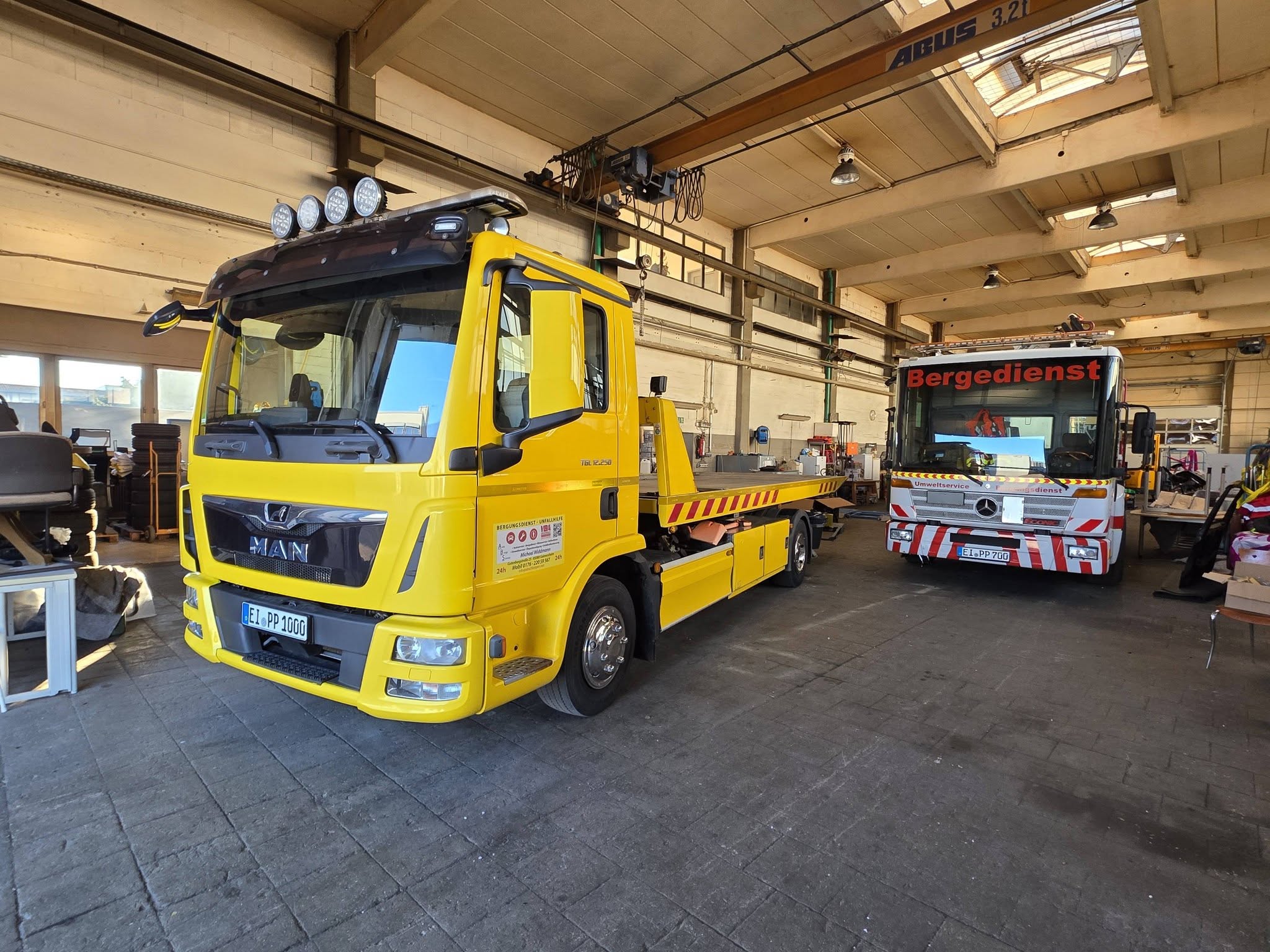Roter Bergedienst-Truck vor der Halle