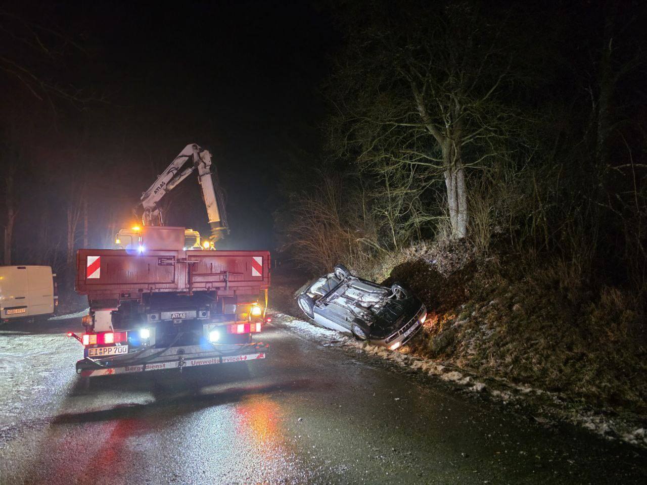 ATLAS-Kran Bergung bei Nacht